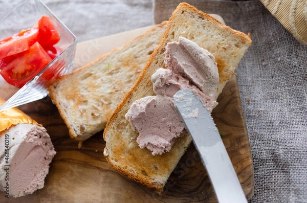 Fototapeta 焼いたパンにレバーペーストを塗る朝食