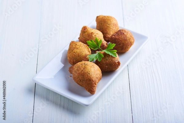 Obraz Buñuelos de Bacalao Caseros en Fondo Rústico Blanco