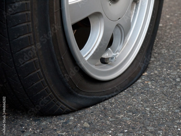 Fototapeta パンクしたタイヤ