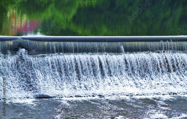 Obraz Regulacja wody z wodospadem