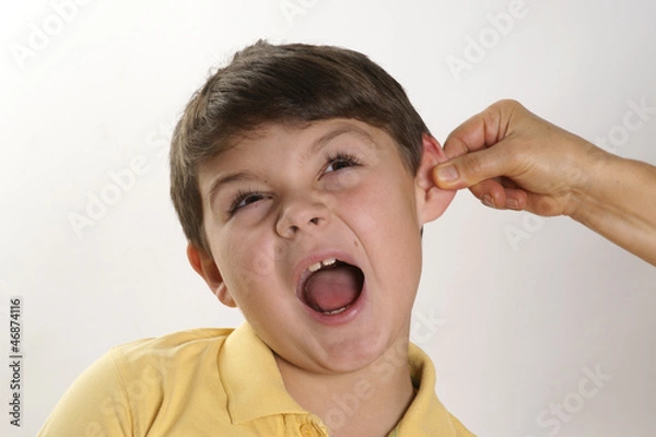Fototapeta Junge wird am Ohr gezogen