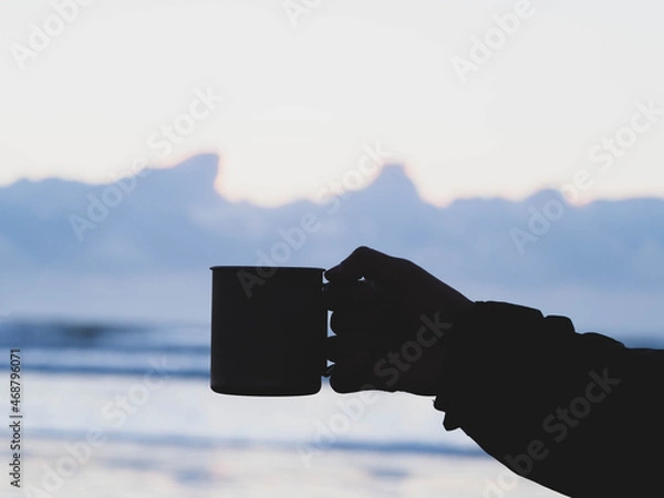 Obraz hand holding a glass