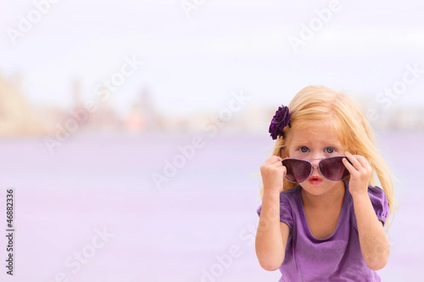 Fototapeta девочка в очках