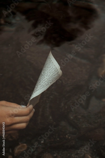 Fototapeta Paper lost in the water