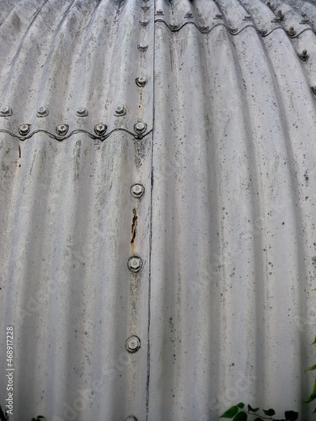 Obraz ボルト止めの湾曲した金属板