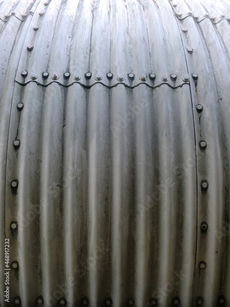 Obraz ボルト止めの湾曲した金属板