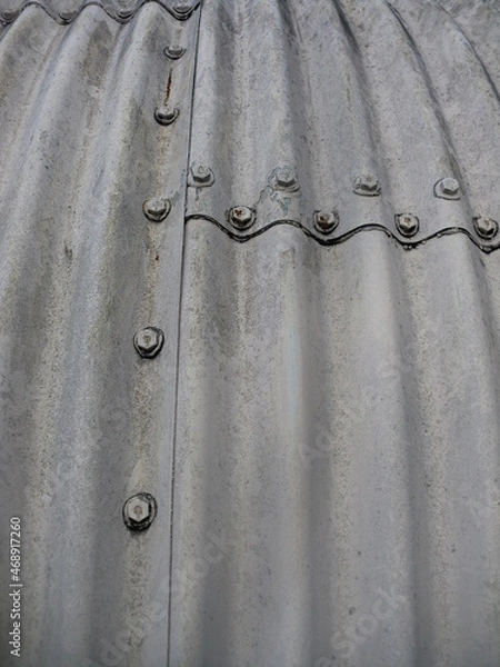 Obraz ボルト止めの湾曲した金属板