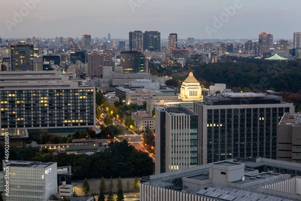 Obraz 国会議事堂とビル群　夜景　ロング　（2021年11月）　night view of Houses of Parliament and buildings in Tokyo,Japan