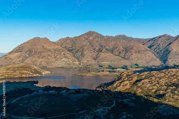 Fototapeta ニュージーランド　ワナカ近郊にあるダイアモンド・レイク保護地域のロッキー・ヒルから望むロイス・ピークとワナカ湖