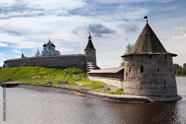 Fototapeta Stone tower and Pskov Kremlin fortress wall at the confluence of two rivers, Russia