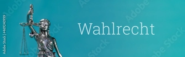 Fototapeta Wahlrecht. Nahaufnahme einer Justitia Statue. Wort auf blauem Untergrund. Panorama