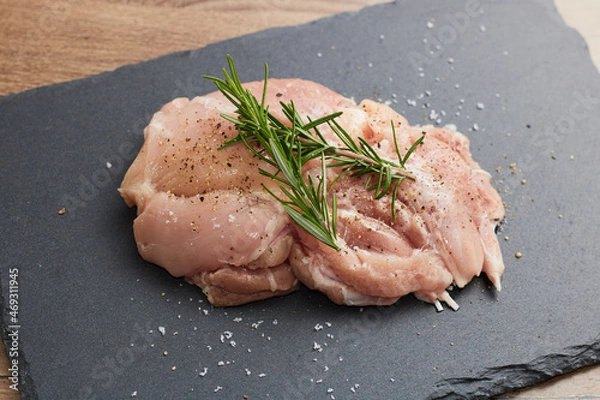 Fototapeta スパイスをまぶして香草を添えた鶏もも肉