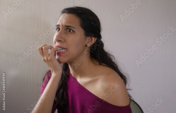 Obraz Mujer muerde uñas