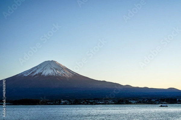 Fototapeta 夕方の山梨県河口湖と富士山