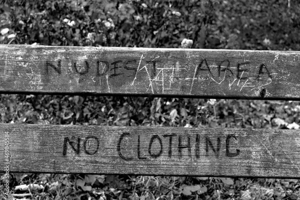 Obraz no clothing sign on a bench 