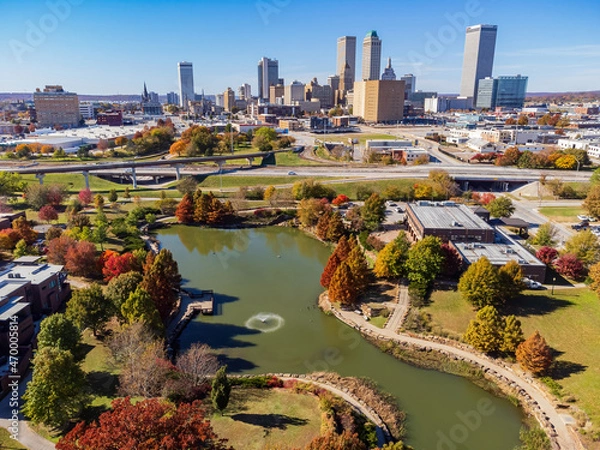 Fototapeta Aerial view of the downtown cityscape and fall color of Veterans Park