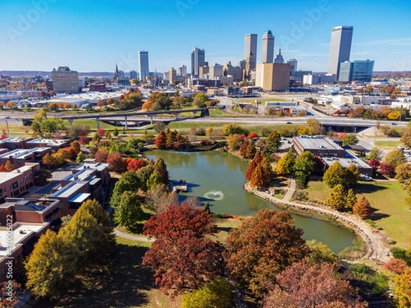 Fototapeta Aerial view of the downtown cityscape and fall color of Veterans Park