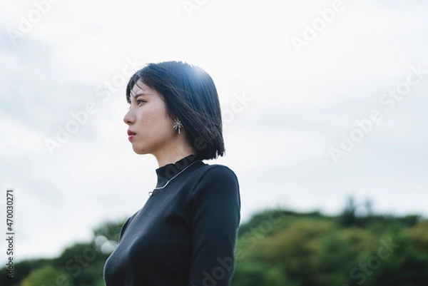 Fototapeta 散策するクールな女性