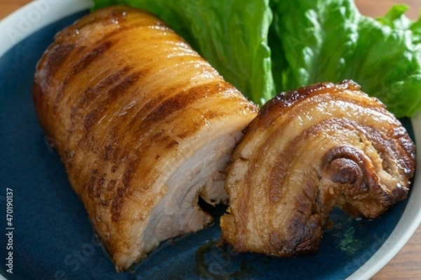 Obraz うまみと油があふれ出る黄金色に焼き上がった焼き豚（チャーシュー）