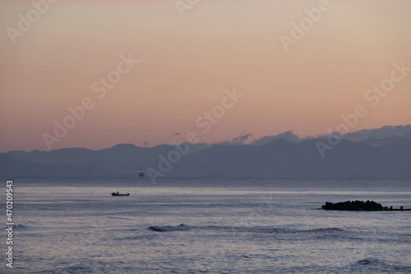 Obraz 朝焼けの空と静かな海