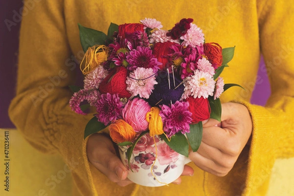 Fototapeta Decoration in a a cup of embroidery thread, needles and multicolored flowers