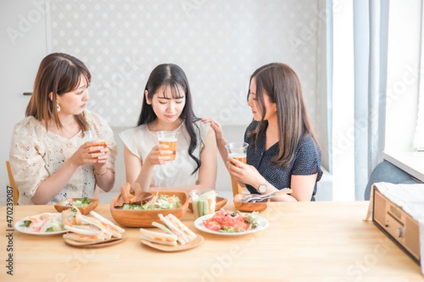 Fototapeta 家で悩み相談する女性たち（ビール・悩む）
