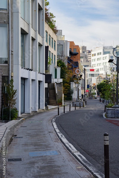 Obraz キャットストリートの風景　裏原宿　東京、神宮前の裏原宿の風景　少し奥まった場所で表参道とつながる。メインストリートは昔、川だったものを暗渠（あんきょ）としている。キャットストリートは渋谷までつながる。　神宮前、渋谷区、東京、日本