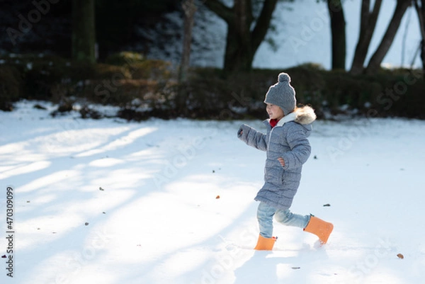 Fototapeta 雪の積もった公園で遊ぶ子供