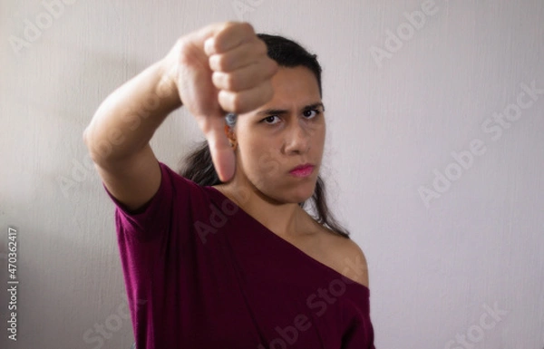 Obraz mujer desaprueba con dedo pulgar abajo