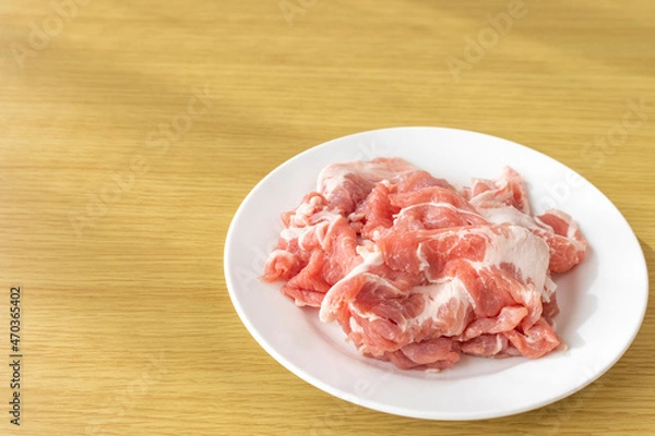 Fototapeta 皿にのせた、生の豚肉切り落とし