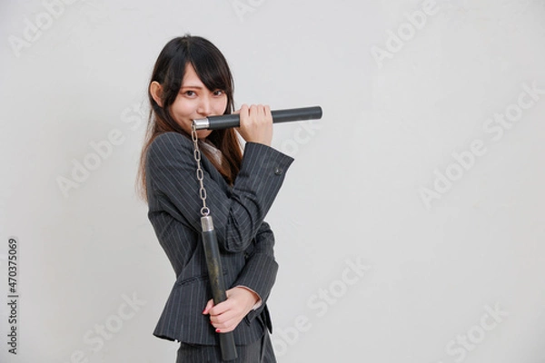 Obraz 社会の中で戦うスーツを着た女子