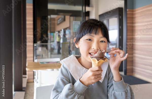 Fototapeta ソフトクリームを食べる小学生の女の子