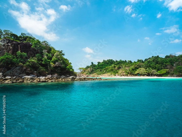 Fototapeta Ko Rang Island. Scenic rocky island, clear turquoise seawater and coral reef. Beautiful snorkeling spot in Mu Koh Chang National Park, Trat, Thailand.