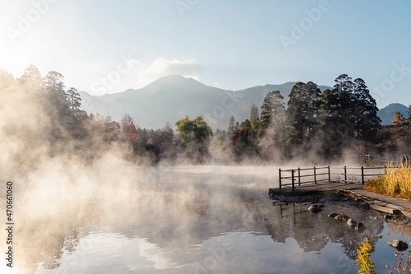Obraz 湯布院　朝霧　早朝　紅葉