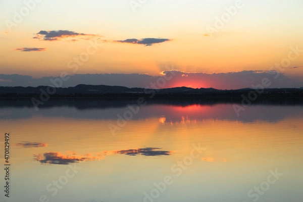 Fototapeta Vega Baja del Segura - Torrevieja - Salinas de Torrevieja, un lago salado, un paraje natural donde los atardeceres son mágicos y los reflejos y formaciones salinas son un espectáculo de la naturaleza