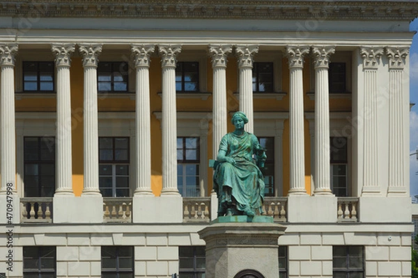Obraz Posąg rzeźba w Poznaniu na placu na tle kolumn