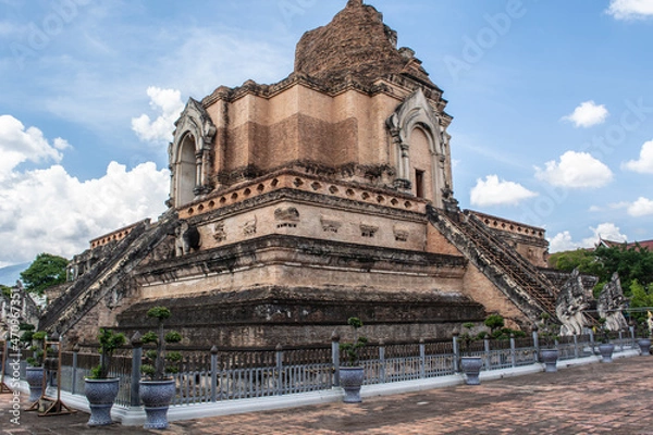 Obraz Within Wat Chedi Luang is a temple of the big stupa or temple of the royal stupa that is a Buddhist temple in the historic center in Chiang Mai province of Thailand.