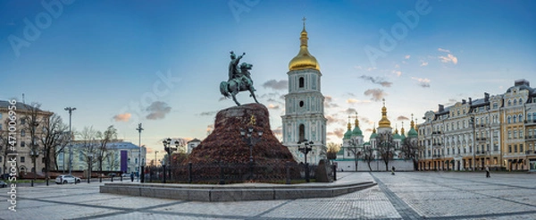 Fototapeta Monument to Bohdan Khmelnitsky with St. Sophia Cathedral in the background in Kiev, Ukraine