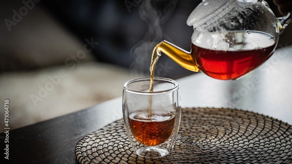 Obraz 暖かい紅茶を注ぐ