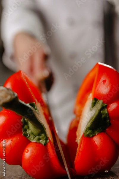 Obraz person slicing tomato