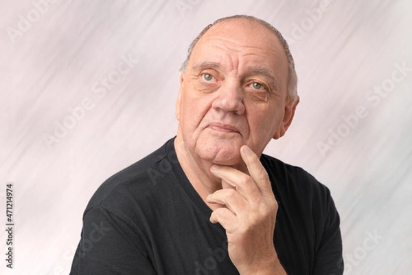 Fototapeta portrait homme âgé expressif sur fond gris