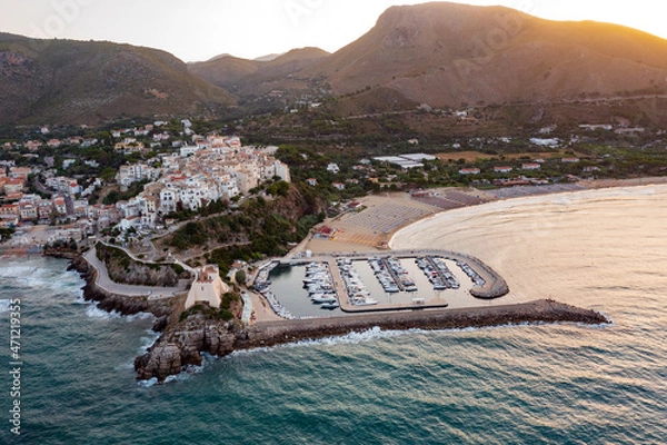 Fototapeta Vista aerea di Sperlonga, un paese sul mare a latina