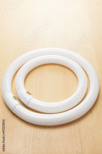 Fototapeta テーブルの上の丸型蛍光灯