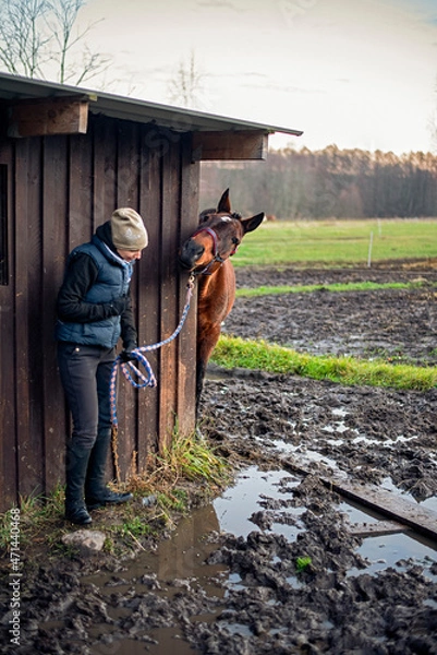 Obraz horse and girl afraid of stepping in dirt