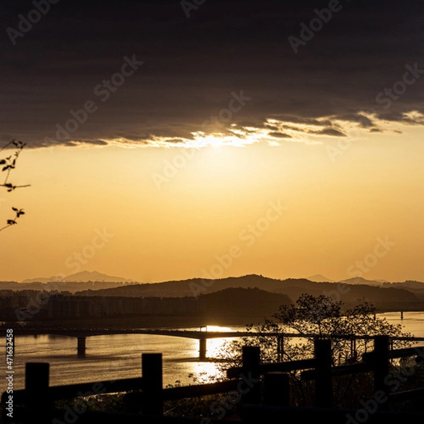 Fototapeta 노을지는 구름 뒤에 숨은 태양