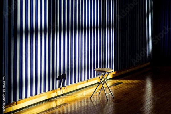 Fototapeta 빛이 들어오는 빈 체육관에서의 빈 자리