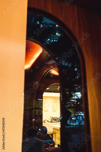 Fototapeta 창문에 비친 카페 조명과 내부
