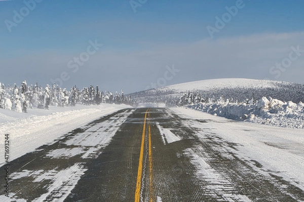Fototapeta Dalton Highway is a 414-mile road in Alaska beginning north of Fairbanks and ends at Deadhorse near Arctic Ocean. Subject of the first episode of the BBC's  World's Most Dangerous roads.