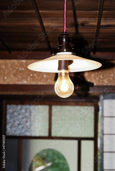 Obraz 裸電球の灯る古い家