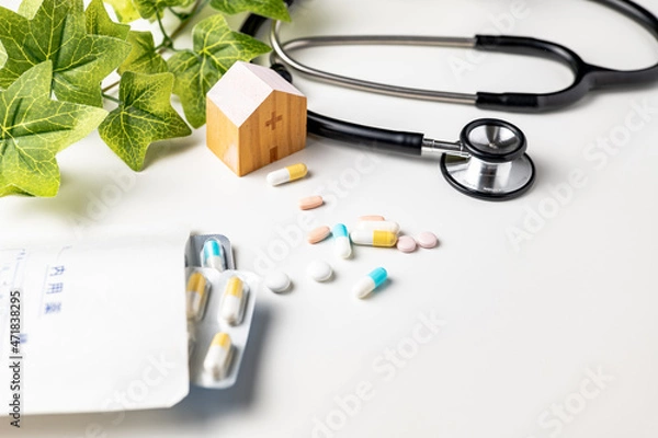 Obraz 医療イメージ。カプセル状の飲み薬と聴診器。